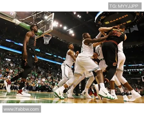 凯尔特人主场迎战骑士争夺东部季后赛关键胜利的精彩对决